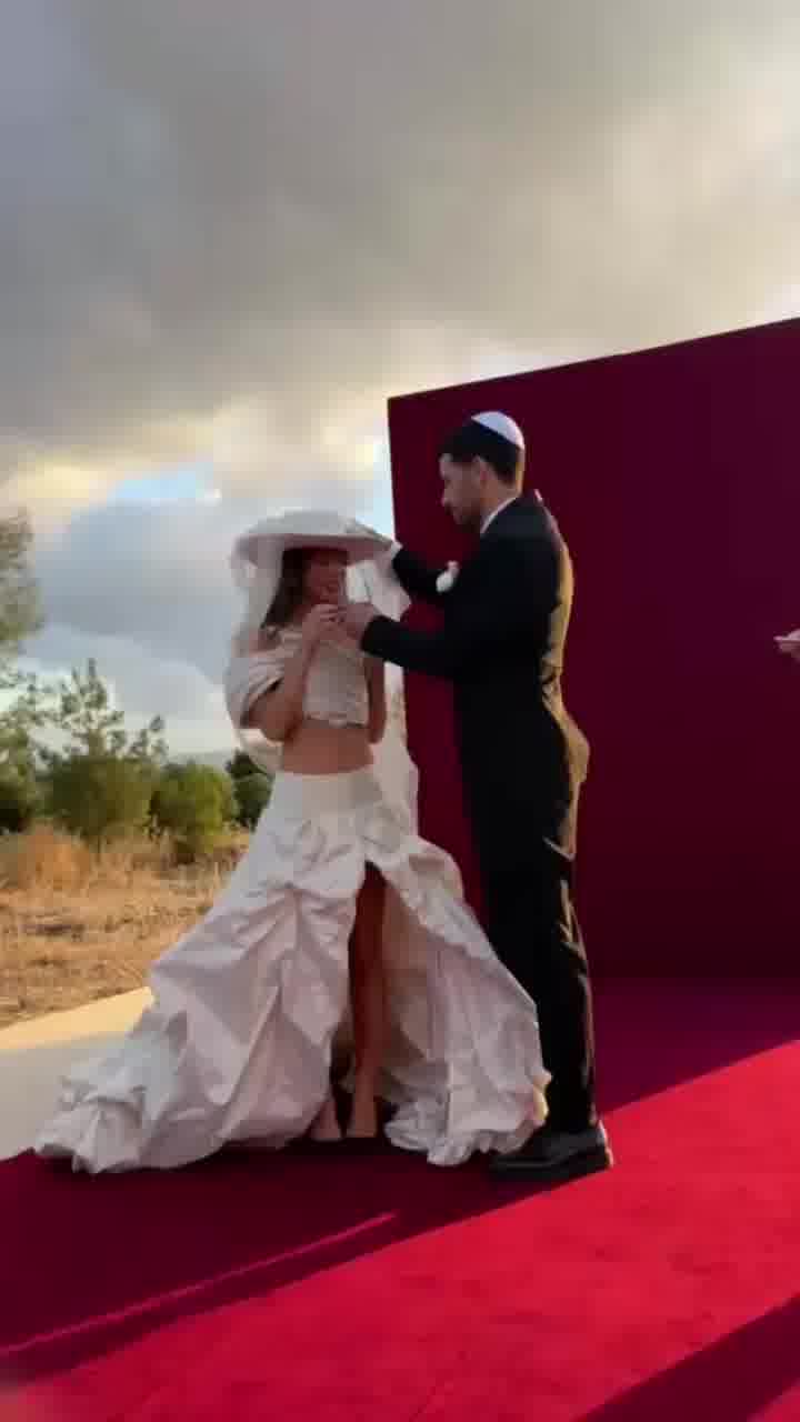 גם בחופה: יובל כספית לא מוותרת על הכובע מתחת להינומה