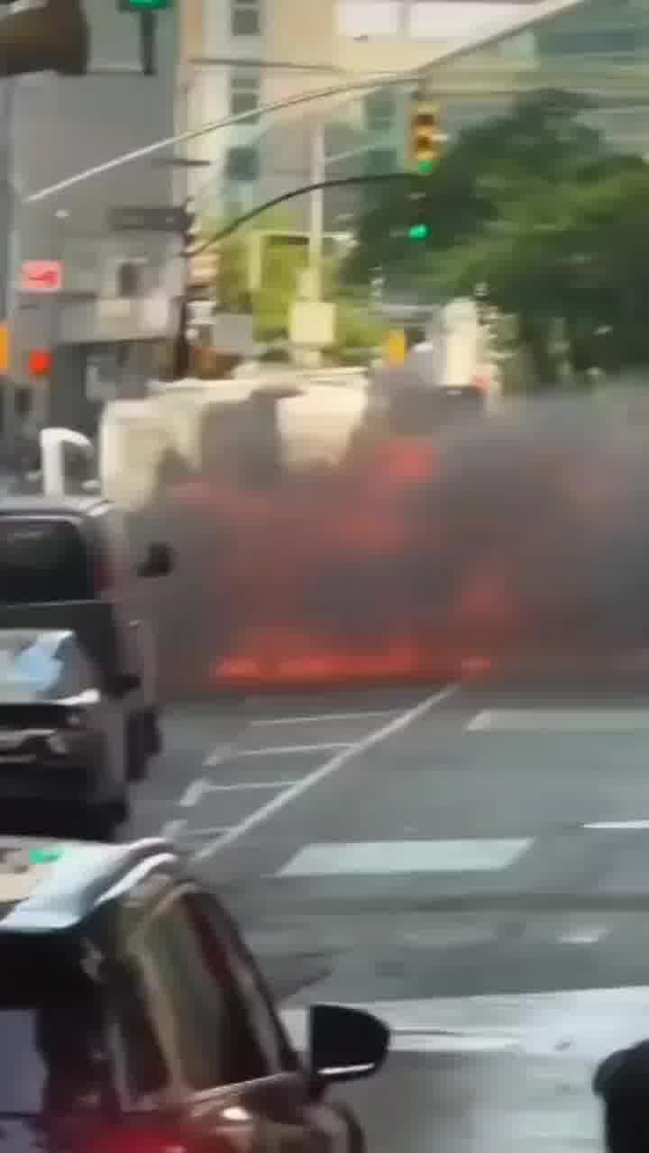 ניו יורק: דיווחים על פיצוץ מכונית ליד פסל השור בוול סטריט