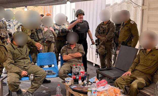 ניר דבורי עם לוחמי צה"ל בעזה ניר דבורי עם לוחמי צה"ל בעזה