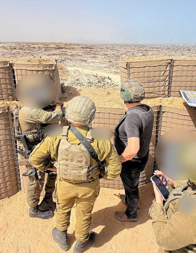 ניר דבורי עם לוחמי צה"ל בעזה ניר דבורי עם לוחמי צה"ל בעזה