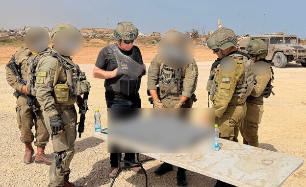 ניר דבורי עם לוחמי צה"ל בעזה ניר דבורי עם לוחמי צה"ל בעזה