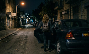 נערה נכנסת לרכב (צילום: AI)