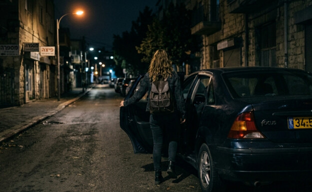 נערה נכנסת לרכב (צילום: AI)