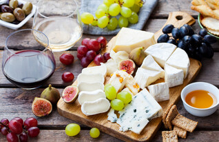 צלחת גבינות (צילום:  Anna_Pustynnikova, shutterstock)