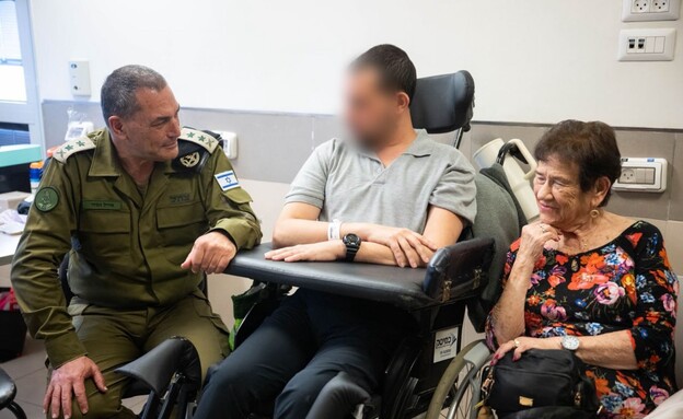 אייל זמיר מבקר פצועים אייל זמיר מבקר פצועים