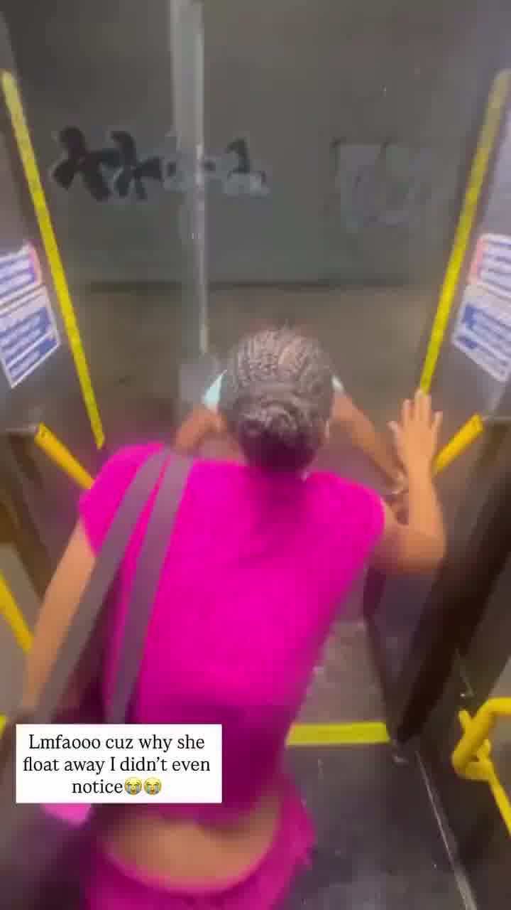 POV: אתה מנסה לרדת מאוטובוס בניו יורק