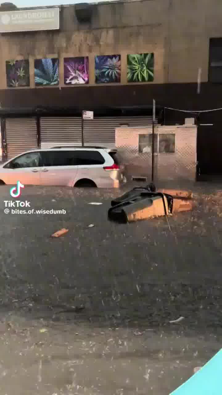 השיטפונות בניו יורק ממשיכים בכל הכוח