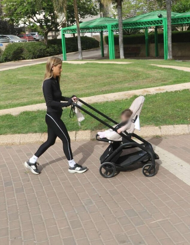 יולן כהן עם בתה אמיליה פפרצי מאי 26 יולן כהן עם בתה אמיליה פפרצי מאי 26
