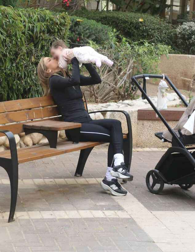 יולן כהן עם בתה - פפרצי מאי 26 יולן כהן עם בתה - פפרצי מאי 26
