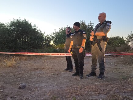 חשד לרצח והתאבדות: גבר ואישה נשואים, כבני 40, נמצאו ללא רוח חיים בשטח פתוח בשפלה
