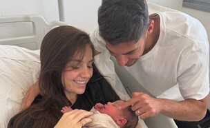 מנור סולומון ואשתו הורים לבת (צילום: אינסטגרם)