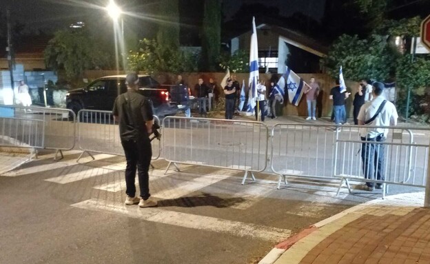מפגינים מול ביתו של הרמטכ"ל מפגינים מול ביתו של הרמטכ"ל
