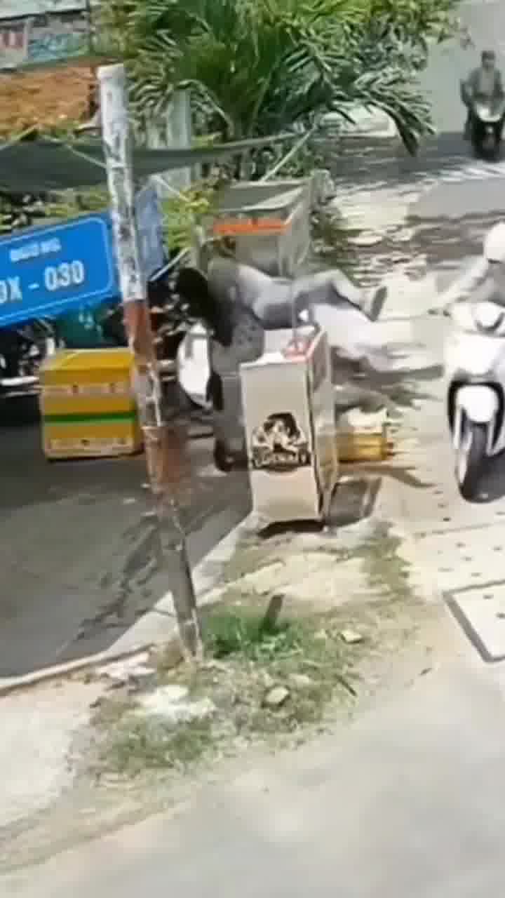 השיער שלה נתקע במסחטת קני הסוכר. מזל שעובר אורח היה שם כדי לעזור