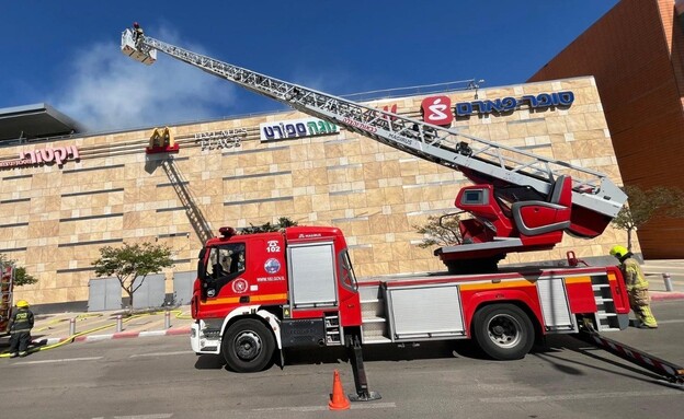זירת השרפה בקניון שבעת הכוכבים בעיר הרצליה זירת השרפה בקניון שבעת הכוכבים בעיר הרצליה