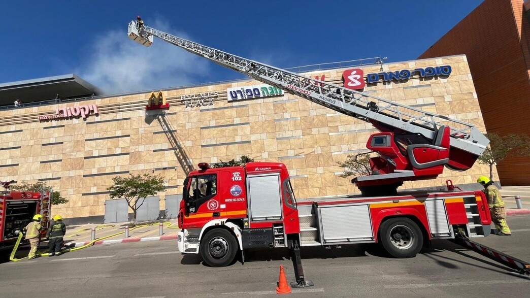 שרפה פרצה בקניון שבעת הכוכבים בהרצליה, אנשים פונו
