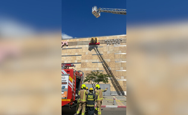 זירת השרפה בקניון שבעת הכוכבים בעיר הרצליה זירת השרפה בקניון שבעת הכוכבים בעיר הרצליה