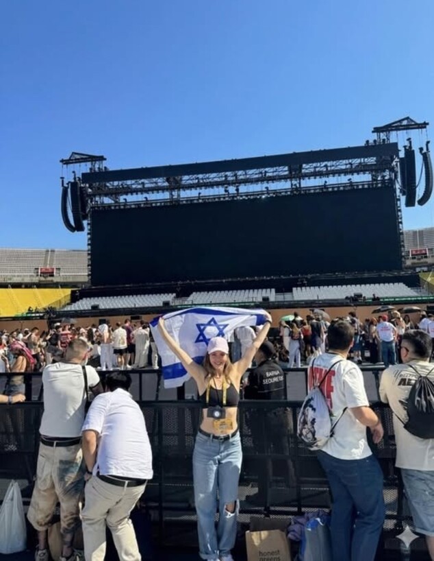 תיירת ישראלית דגל ישראל בהופעה בברצלונה תיירת ישראלית דגל ישראל בהופעה בברצלונה