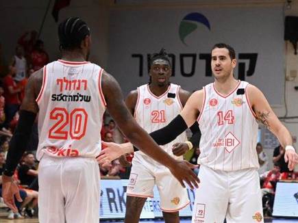 לקחה שליטה בישורת האחרונה (ברני ארדוב) לקחה שליטה בישורת האחרונה (ברני ארדוב)