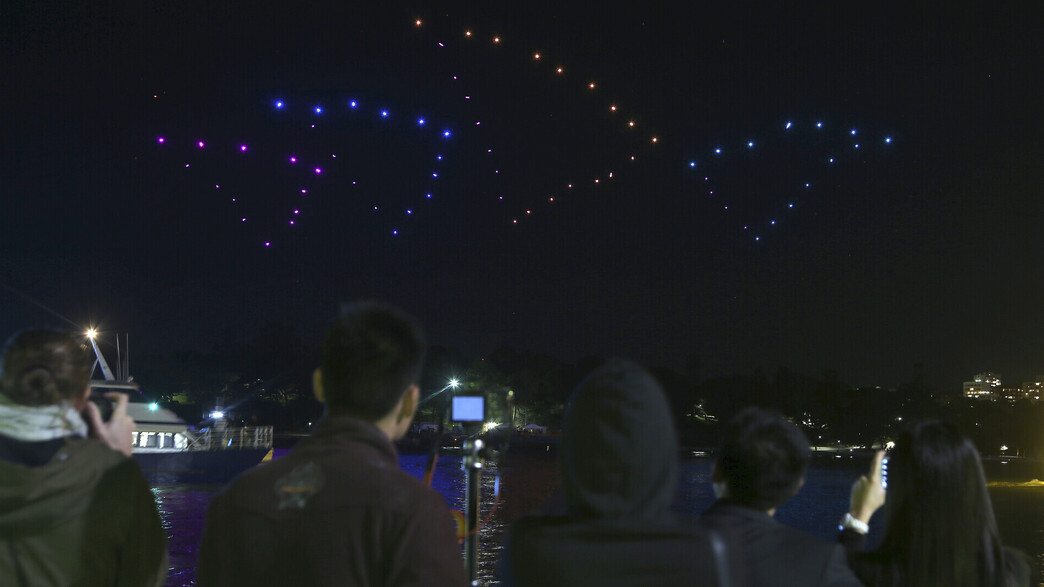 Close to the confused audience: dozens of drones crashed at the huge festival in Sydney
