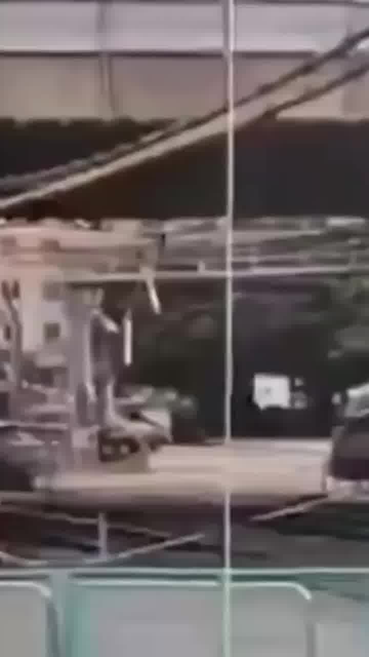 אימה בסיאול, קוריאה הדרומית, שם מחלף קרס על כביש ראשי במהלך עבודות בינוי