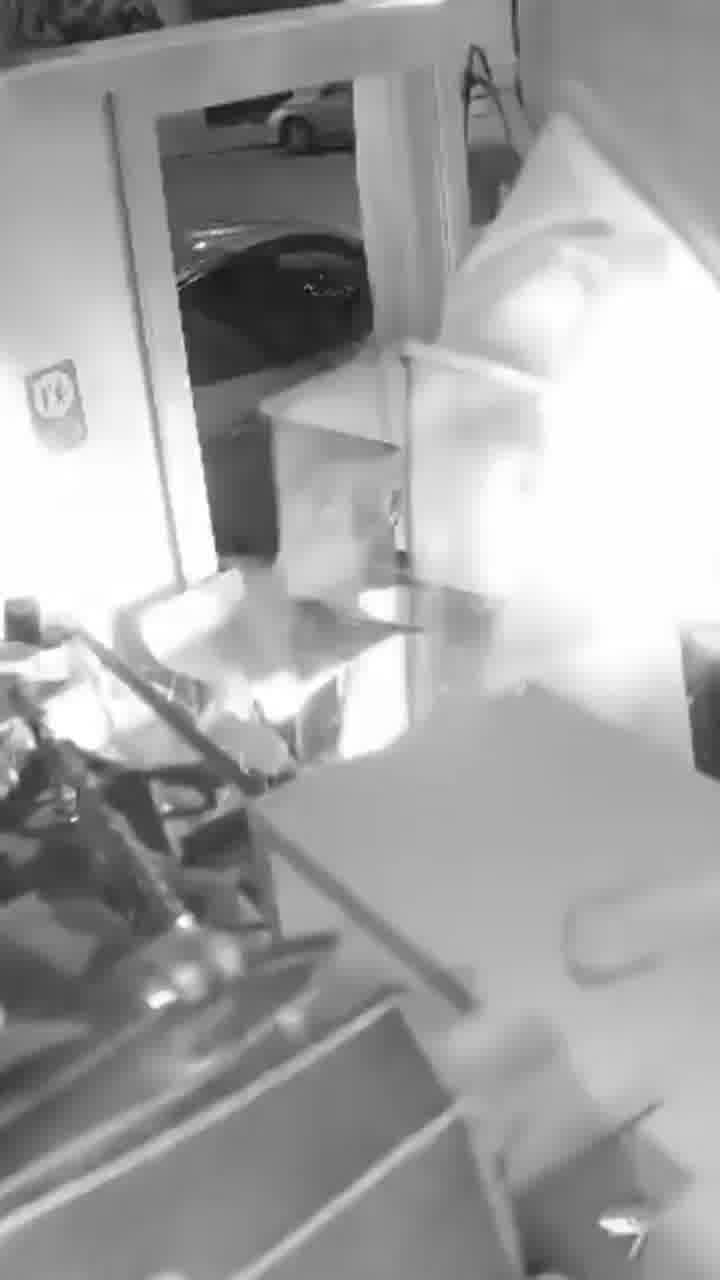 פרצו לחנות בוטיק בפריז - וגנבו תיקי-יד בשווי 200 אלף אירו