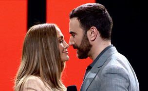 ברט גולדשטיין, ג'ניפר לופז (צילום: Dimitrios Kambouris/Getty Images for Netflix)