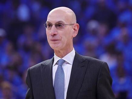אדם סילבר יוביל לשינוי בשיפוט בליגה? (getty) אדם סילבר יוביל לשינוי בשיפוט בליגה? (getty)