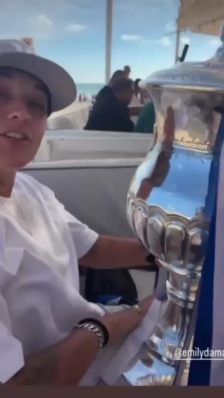 אמילי דמארי עושה שבת עם גביע המדינה