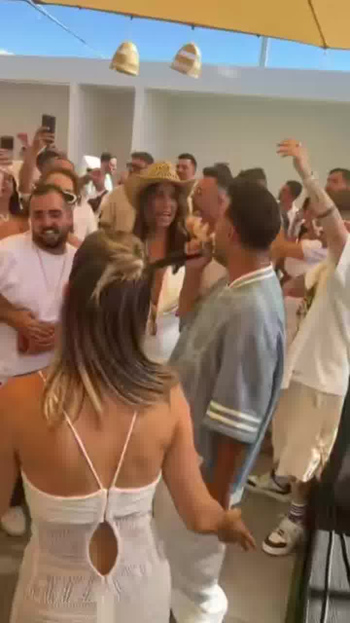 דודו אהרון בא להופיע ולחגוג ביומולדת של מירן בוזגלו