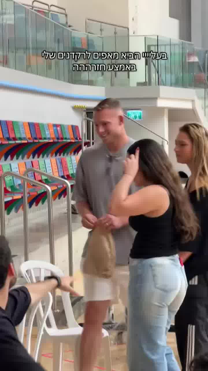 החזרות למופע של נועה נמשכות. דניאל הביא בורקסים
