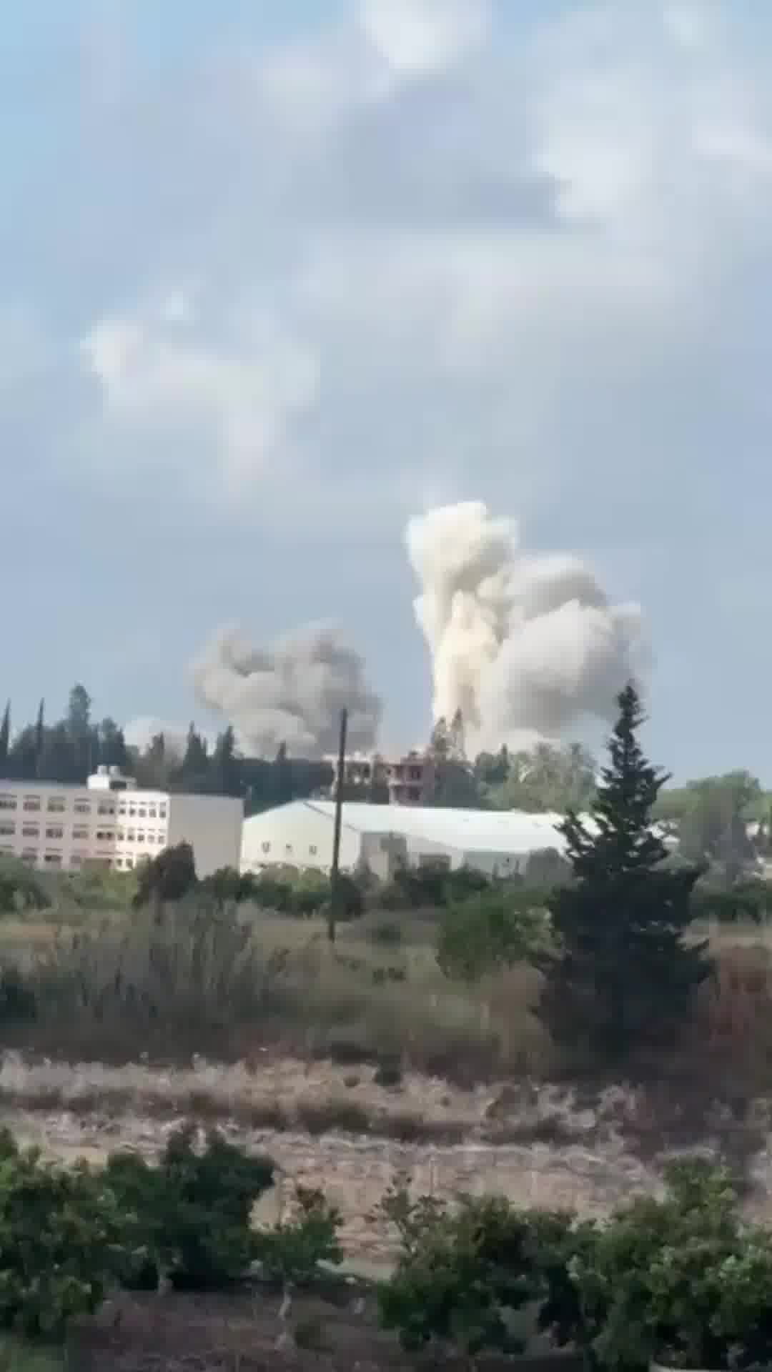 פטריות עשן בשמי דרום לבנון בעקבות תקיפות חיל האוויר