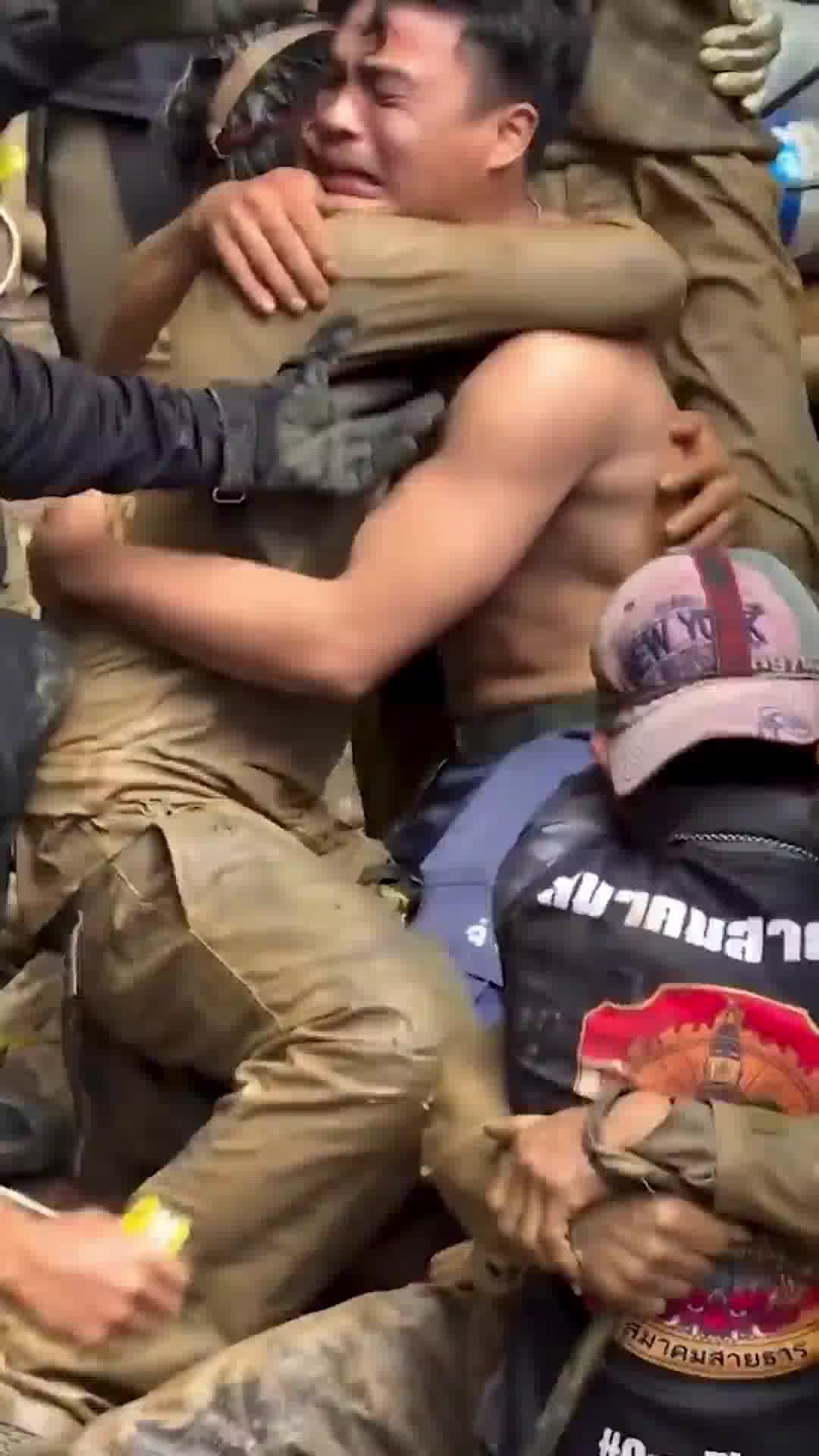 לאחר 10 ימים שהיו תקועים במערה מוצפת בלאוס: 4 לכודים הצליחו לזחול החוצה, אחד חולץ 
