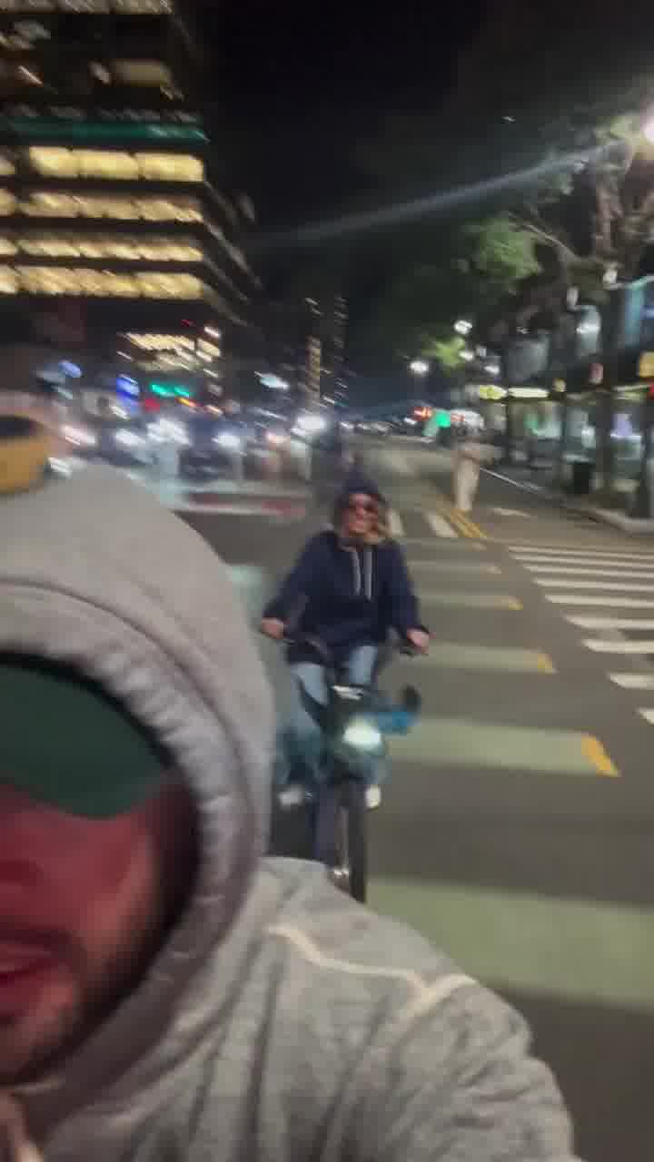 מבלי שאף אחד מסביב שם לב: סקוטר בראון לקח את סידני סוויני לטיול בטיימס סקוור