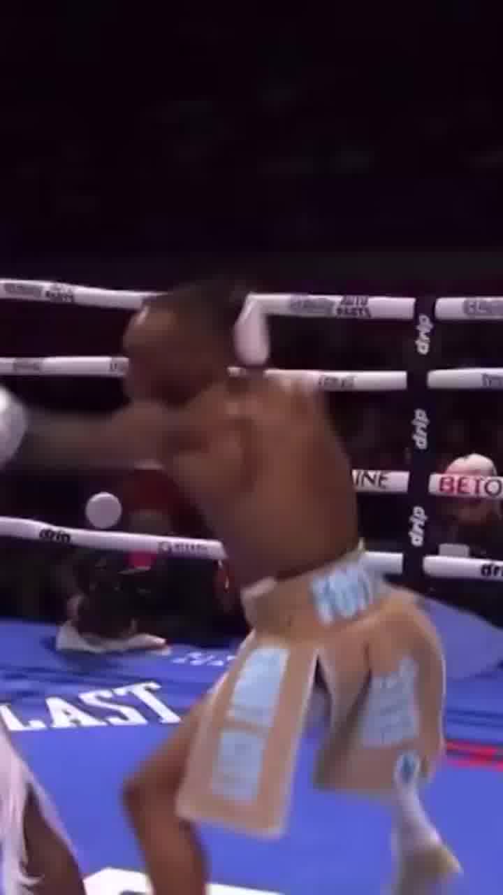 חשב שהוא ב-WWE: המתאגרף העיף את היריב שלו מהזירה