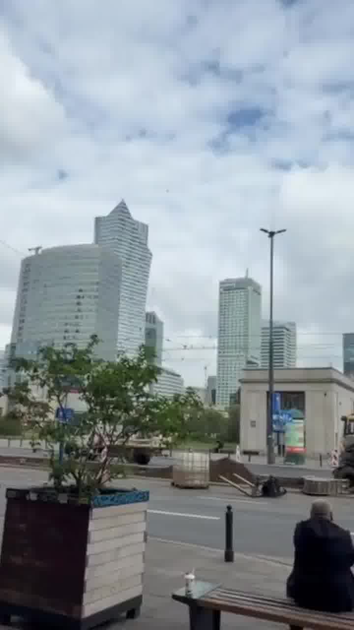 פולין: יאן רוס, ההולך על חבל, נצפה בין שני גורדי שחקים בוורשה
