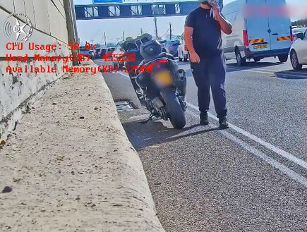 רוכב אופנוע תועד בעבירת תנועה - וניסה לגנוב את מצלמת המשטרה