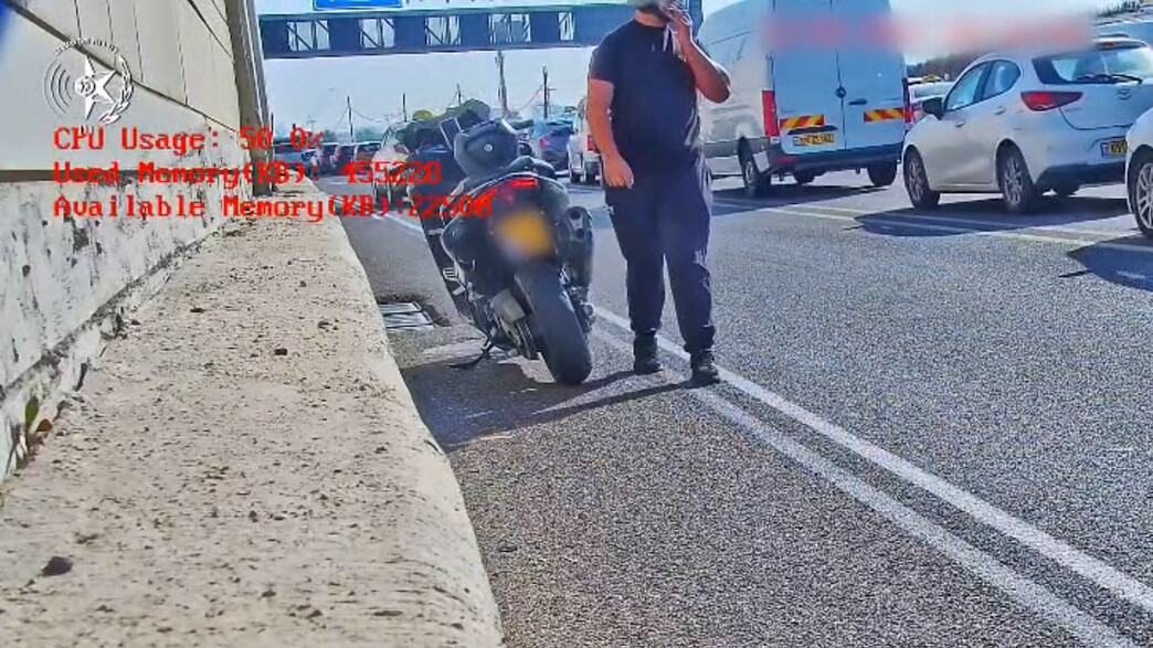רוכב אופנוע תועד בעבירת תנועה - וניסה לגנוב את מצלמת המשטרה