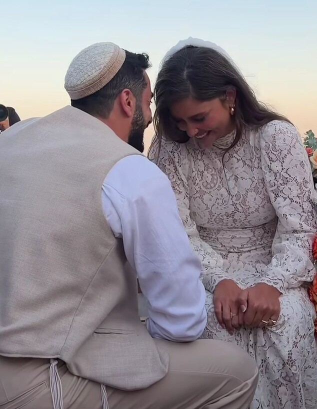 הדוגמנית יולי זיו נישאה לבן זוגה הדוגמנית יולי זיו נישאה לבן זוגה