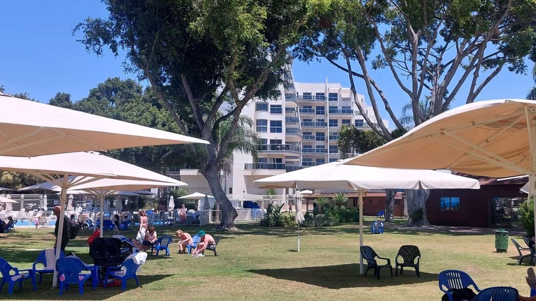 אנשים בדשא כפר המכביה אנשים בדשא כפר המכביה