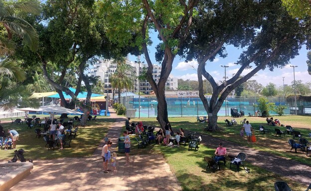 אנשים בדשא כפר המכביה אנשים בדשא כפר המכביה