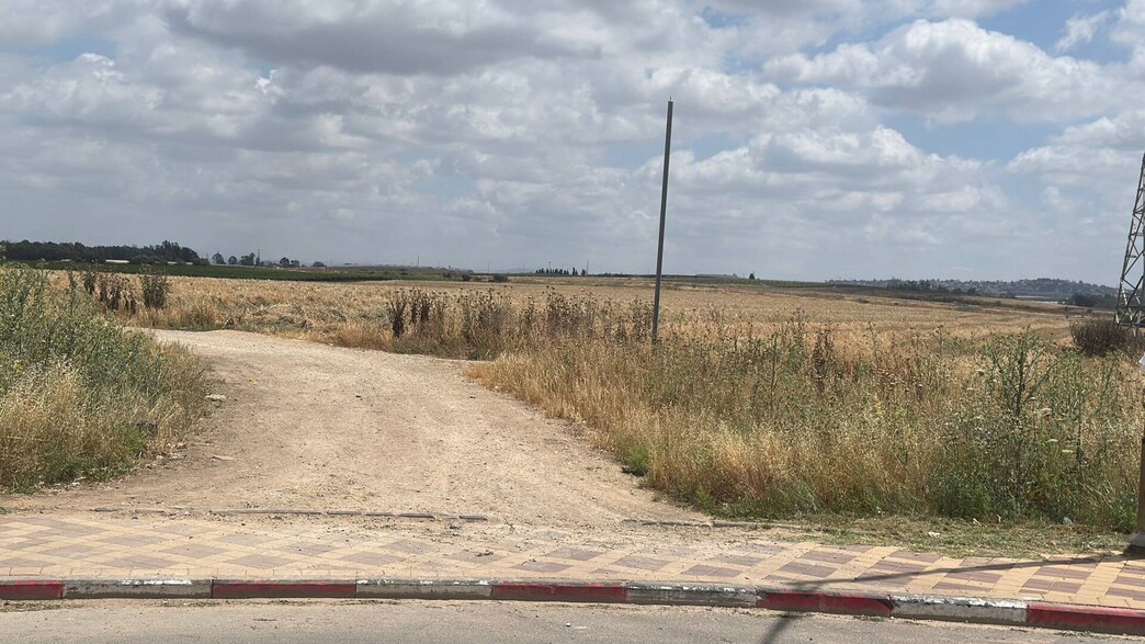 השטח ממזרח למזכרת בתיה השטח ממזרח למזכרת בתיה
