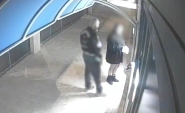 תיעוד של החוטף עם מארגנת המסיבות ליד הכספומט תיעוד של החוטף עם מארגנת המסיבות ליד הכספומט