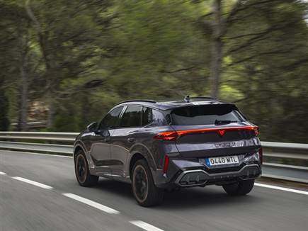 מבנה C-SUV גדול יתר מהפורמנטור