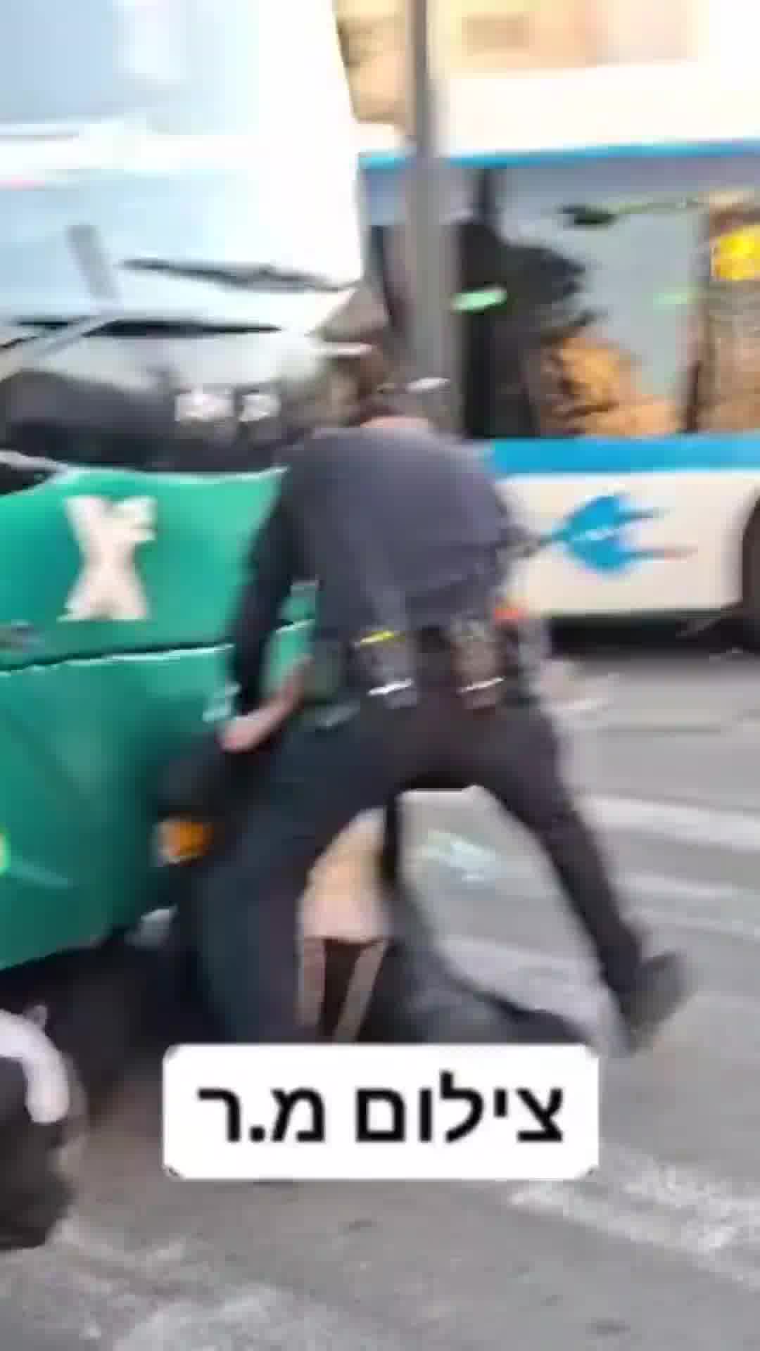 ירושלים: מפגין נכנס מתחת לאוטובוס