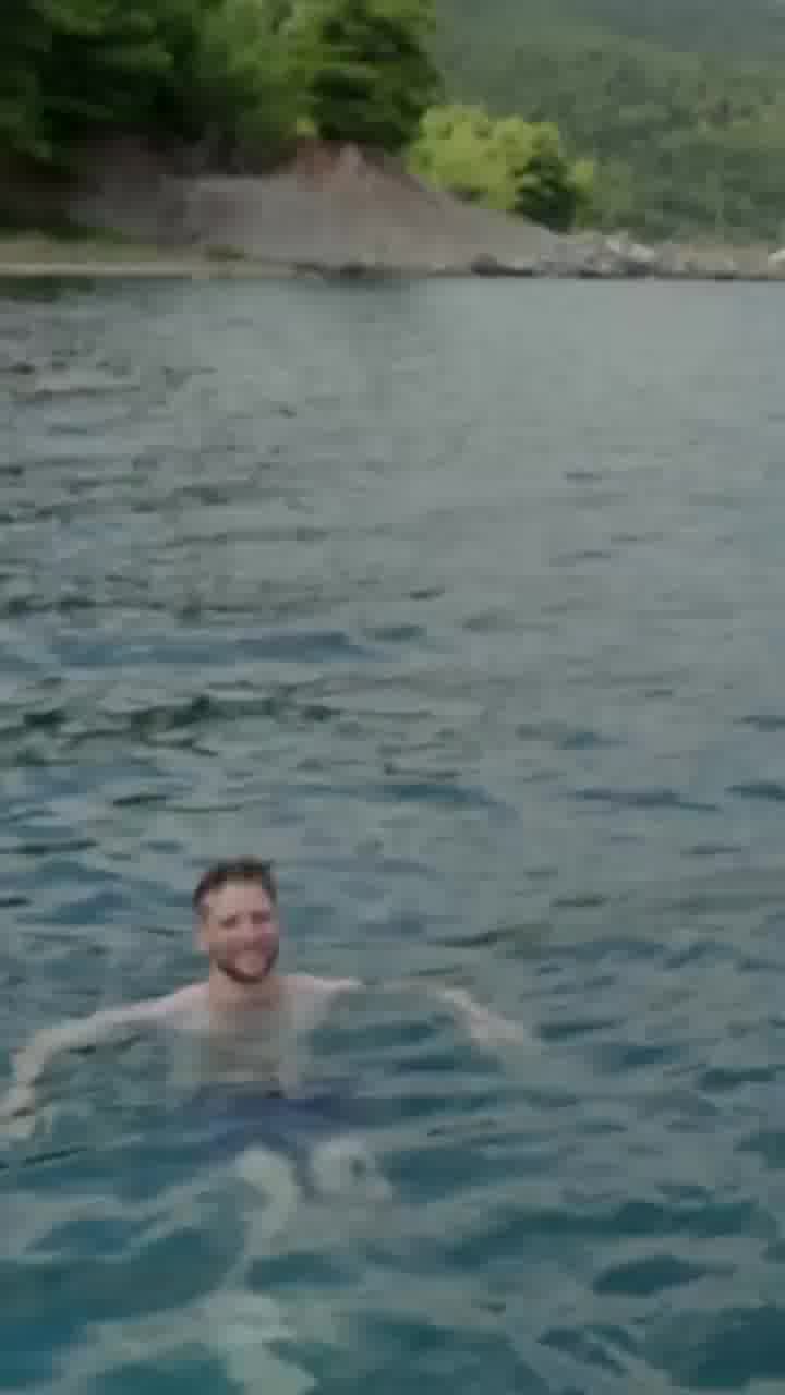 ״כל הגברים, תלמדו״: הנשיקה הראשונה של ויקי ועומר