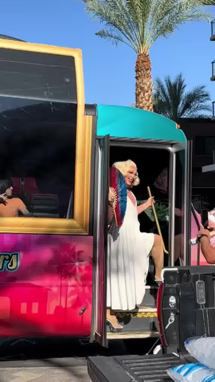 קליפורניה: למעלה מאלף אנשים התחפשו למרלין מונרו לכבוד יום הולדתה ה-100 - ושברו שיא גינס