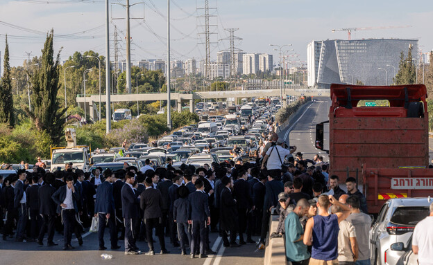 הפגנת חרדים במחלף גנות הפגנת חרדים במחלף גנות