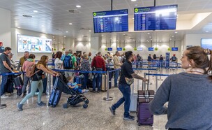 נמל התעופה בסנטוריני (צילום: Mareks Perkons, shutterstock)