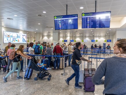 "שלושה ימים של סיוט": צעירה ישראלית נחתה בסנטוריני - וגילתה שהדרכון שלה אבד