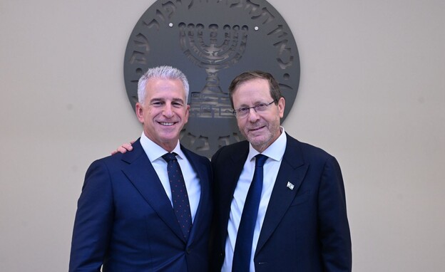 ראש המוסד היוצא דדי ברנע ונשיא המדינה יצחק הרצוג